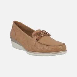 Mocasines de piel en color cuero con adorno de cadena y cuña baja