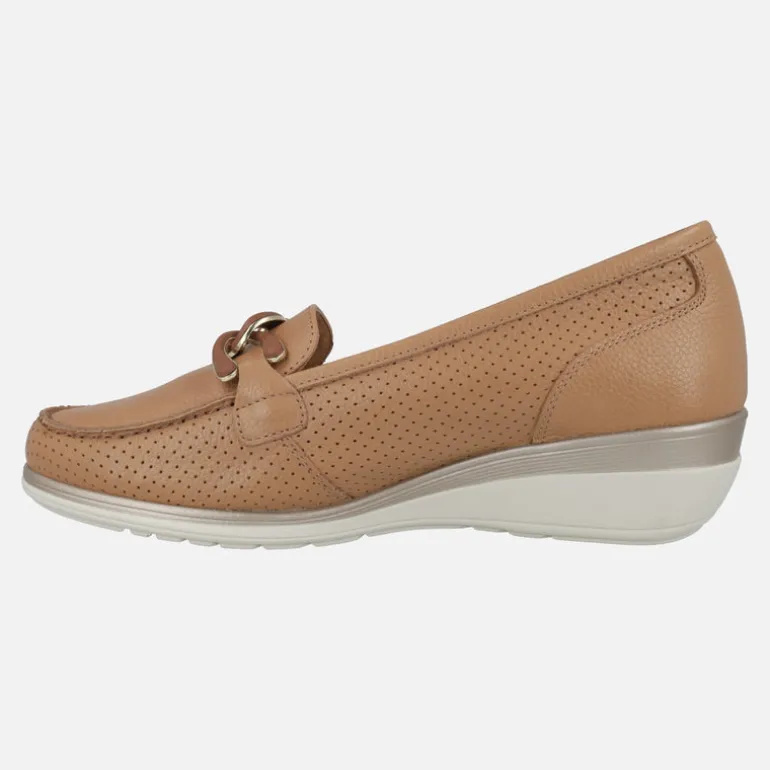 Mocasines de piel en color cuero con adorno de cadena y cuña baja