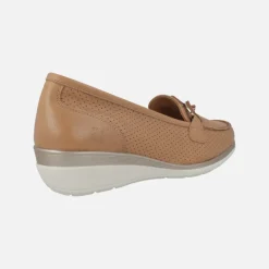 Mocasines de piel en color cuero con adorno de cadena y cuña baja