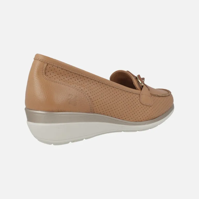 Mocasines de piel en color cuero con adorno de cadena y cuña baja