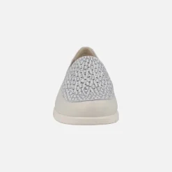 Mocasines de piel en color hielo con pala metalizada plata y calados