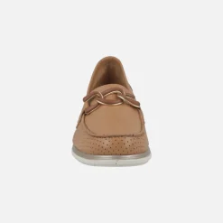Mocasines de piel en color cuero con adorno de cadena y cuña baja