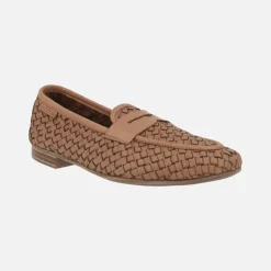 Mocasines de piel trenzada color camel con adorno de antifaz