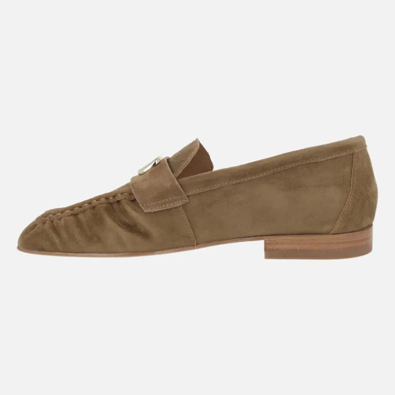 Mocasines de serraje con fruncidos y adorno metálico Belize