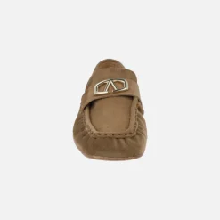 Mocasines de serraje con fruncidos y adorno metálico Belize
