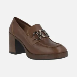 Mocasines de tacón en piel cuero con adorno metálico