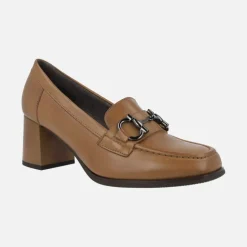 Mocasines de tacón en piel con adorno metálico