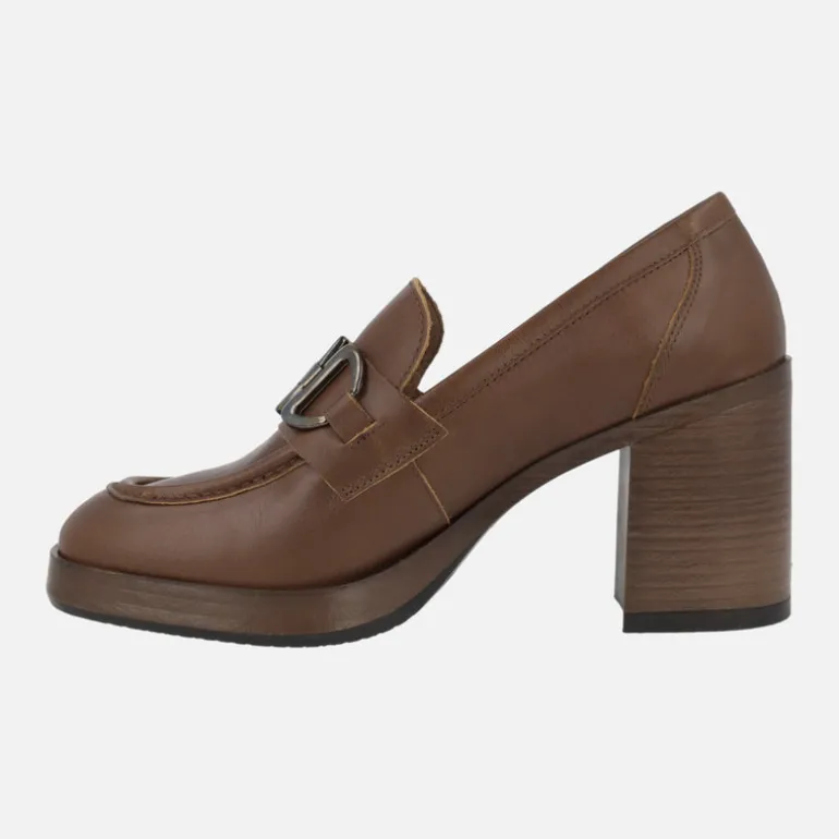 Mocasines de tacón en piel cuero con adorno metálico