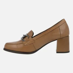 Mocasines de tacón en piel con adorno metálico