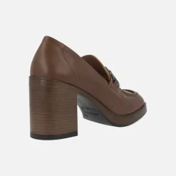 Mocasines de tacón en piel cuero con adorno metálico