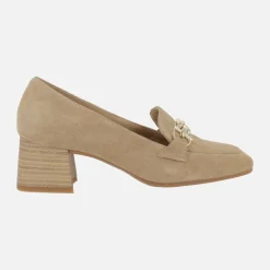 Mocasines de tacón en serraje camel con adorno dorado