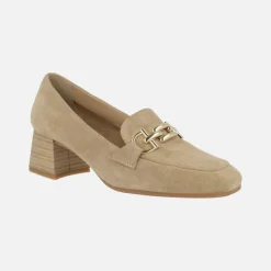 Mocasines de tacón en serraje camel con adorno dorado