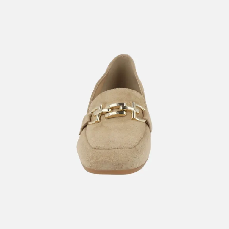 Mocasines de tacón en serraje camel con adorno dorado