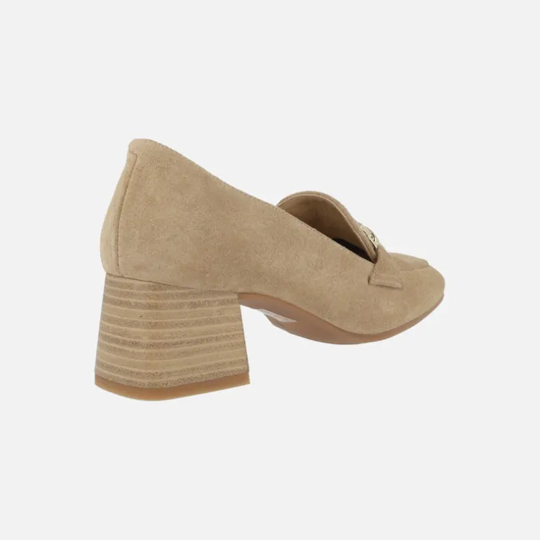 Mocasines de tacón en serraje camel con adorno dorado