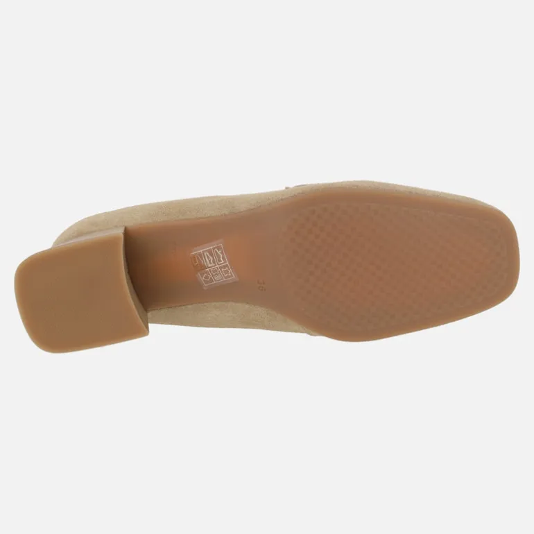 Mocasines de tacón en serraje camel con adorno dorado