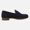 Mocasines en ante azul marino con adorno de antifaz y piso de goma