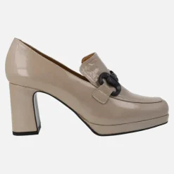 Mocasines en charol con adorno negro y plataforma