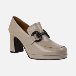 Mocasines en charol con adorno negro y plataforma
