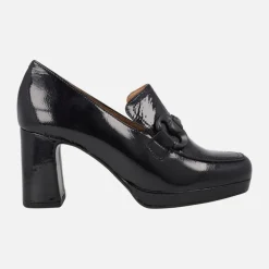 Mocasines en charol con adorno negro y plataforma