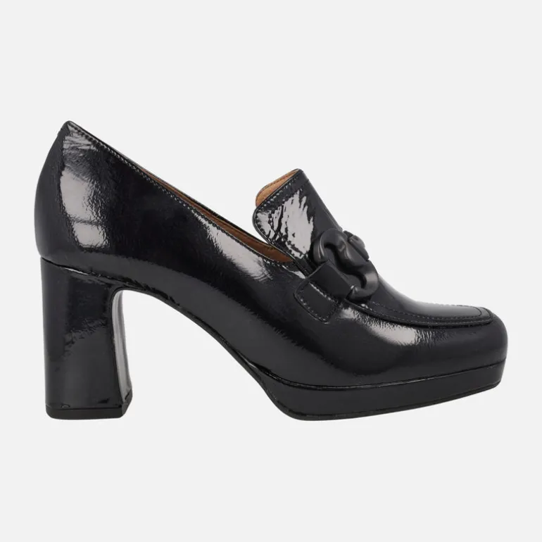 Mocasines en charol con adorno negro y plataforma