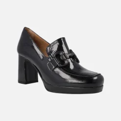 Mocasines en charol con adorno negro y plataforma