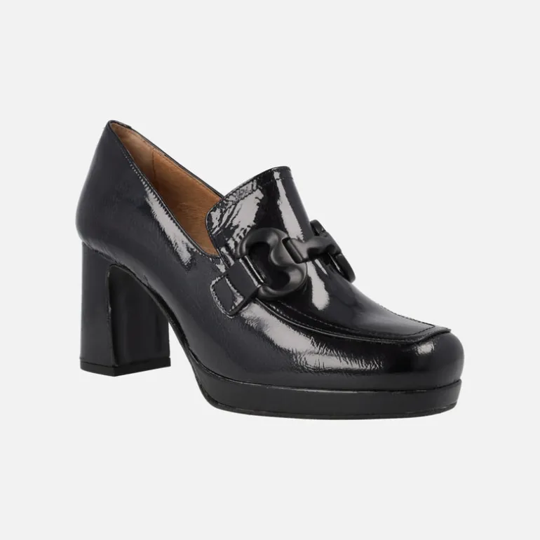 Mocasines en charol con adorno negro y plataforma