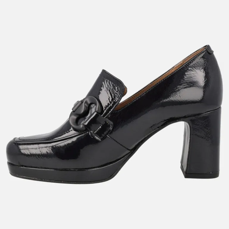 Mocasines en charol con adorno negro y plataforma
