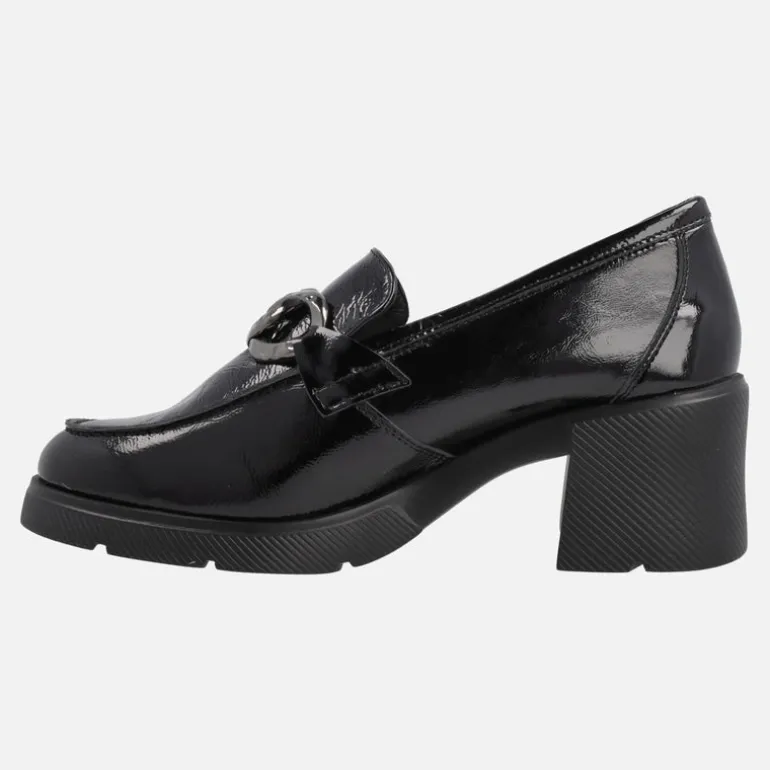 Mocasines en charol negro con tacones de 6 cms