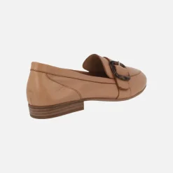 Mocasines en piel camel con adorno de hebilla