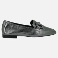 Mocasines en piel metalizada color acero con adorno