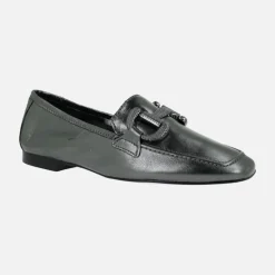 Mocasines en piel metalizada color acero con adorno