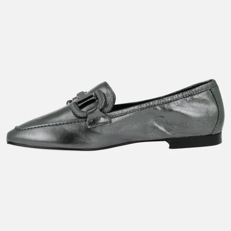 Mocasines en piel metalizada color acero con adorno