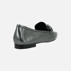 Mocasines en piel metalizada color acero con adorno