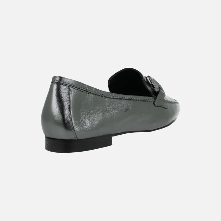 Mocasines en piel metalizada color acero con adorno
