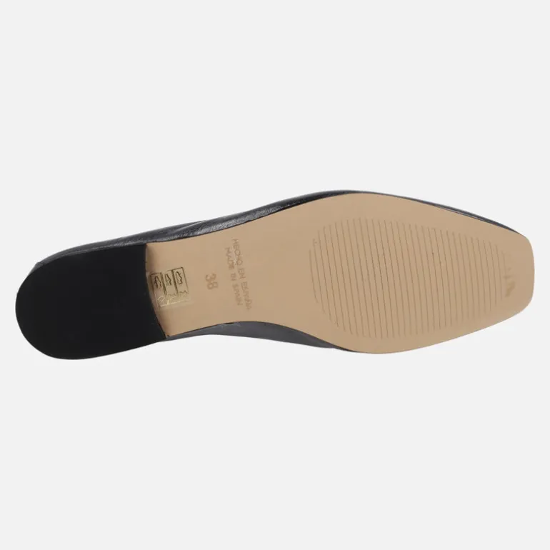 Mocasines en piel metalizada color acero con adorno