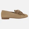 Mocasines en serraje camel con lazo multi tiras en la pala