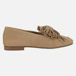 Mocasines en serraje camel con lazo multi tiras en la pala