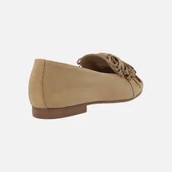 Mocasines en serraje camel con lazo multi tiras en la pala