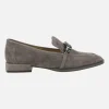 Mocasines en serraje gris con adorno de pedrería
