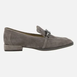 Mocasines en serraje gris con adorno de pedrería