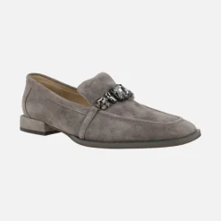 Mocasines en serraje gris con adorno de pedrería