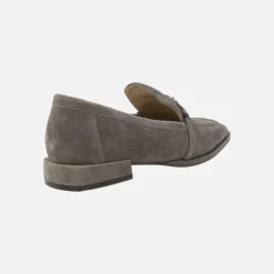 Mocasines en serraje gris con adorno de pedrería