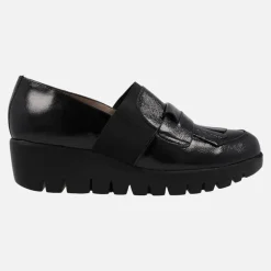 Mocasines Kenai en charol negro con elástico y copete de flecos para mujer