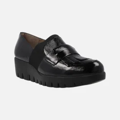 Mocasines Kenai en charol negro con elástico y copete de flecos para mujer