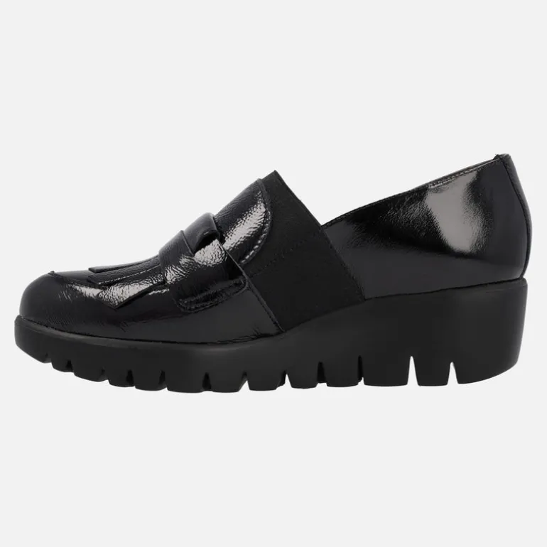 Mocasines Kenai en charol negro con elástico y copete de flecos para mujer
