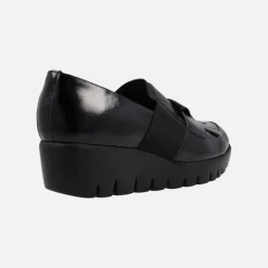 Mocasines Kenai en charol negro con elástico y copete de flecos para mujer