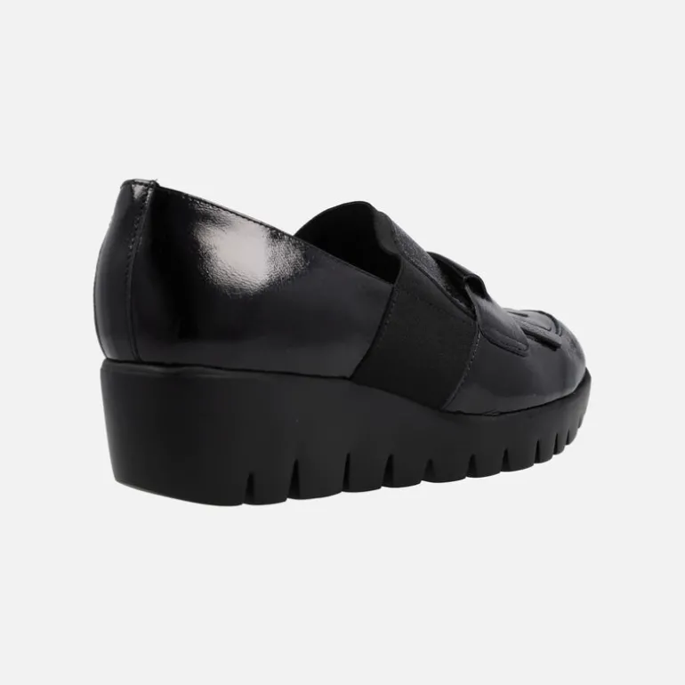 Mocasines Kenai en charol negro con elástico y copete de flecos para mujer
