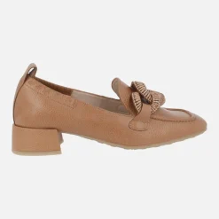 Mocasines marrones de piel con adorno de eslabones