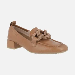 Mocasines marrones de piel con adorno de eslabones
