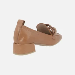 Mocasines marrones de piel con adorno de eslabones